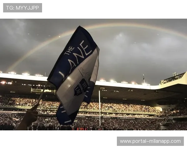 哈维·西蒙斯一条龙破门打入热刺生涯首球，白鹿巷球场沸腾