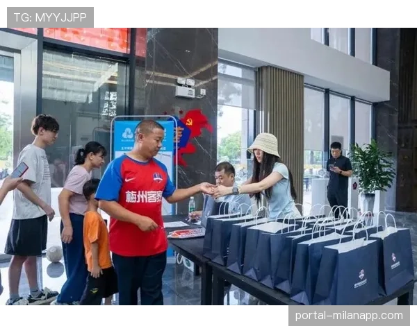 中超俱乐部开放日，球迷体验职业队理疗恢复设备